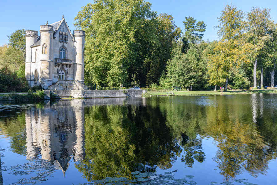 Francia - Chantilly 43 - Étangs de Commelles - castillo de la Reina Blanca.jpg